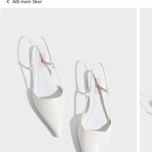 Vita ballerinaskor från Nelly - Snygga vita ballerinaskor från Nelly med spetsig tå och smala remmar. Perfekta för sommarens alla tillfällen, både till vardags och fest. De är i bra skick och har en stilren design som passar till det mesta. Säljer endast för det var lite för stora för mig (strl 37) och använt en gång!