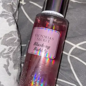 Säljer en flaska Victoria's Secret Blushing Bubbly body mist. Den har en söt och fruktig doft med inslag av rosa champagne och hallon. Har aldrig använt 