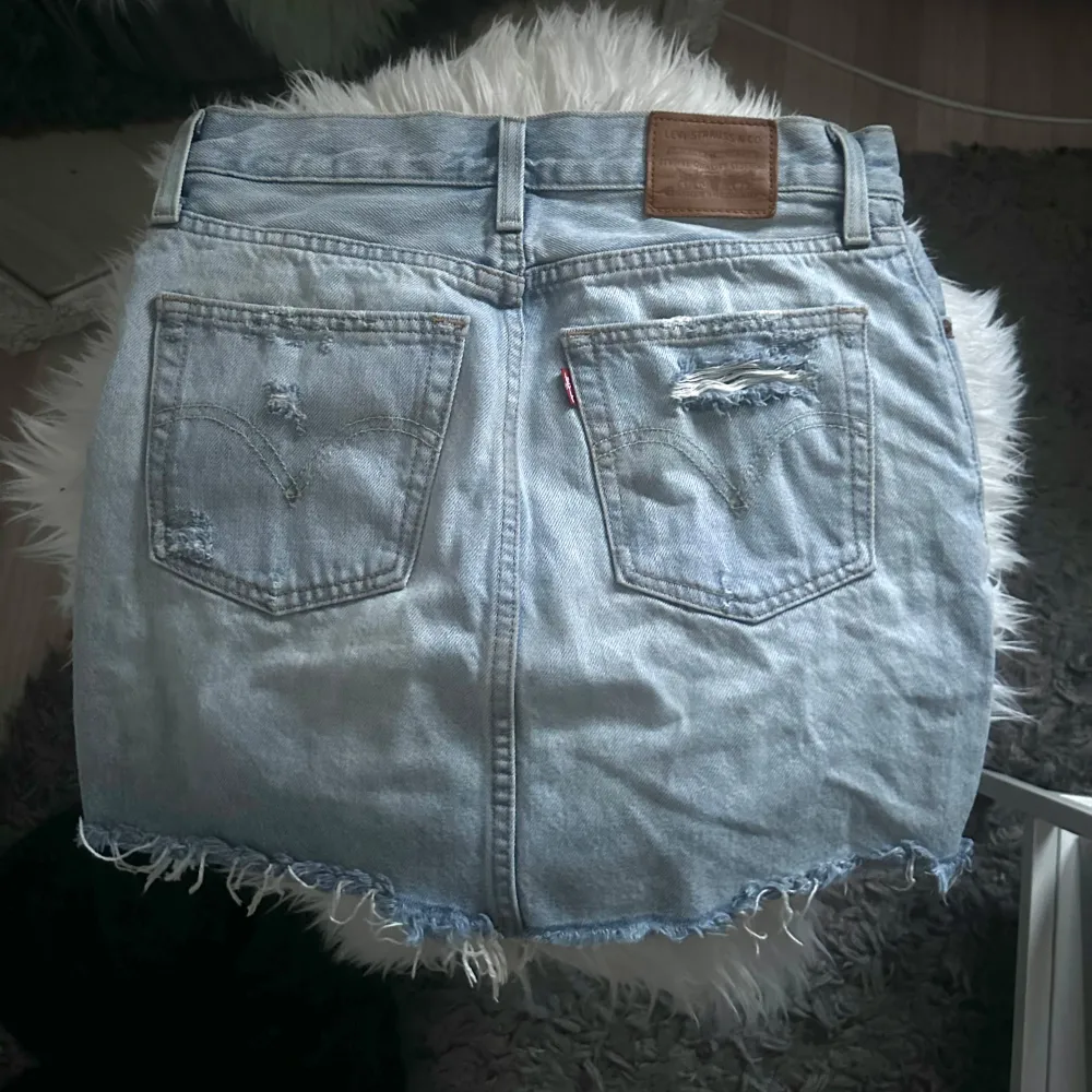 Trendig och jättesnygg jeanskjol från Levis med slitningar i den perfekta ljublå färgen. Använd några fåtals gånger men har inga tecken på det. I storlek 24,  jag är en xs/s så skulle säga den passar er i samma storlek.💙. Kjolar.