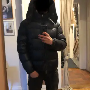 Navy blue Massimo Dutti dunjacka med avtagbar luva. Perfekt för kyliga vinterdagar. Mycket bra skick i storlek S. Går inte att få tag i längre… 🧣🧥