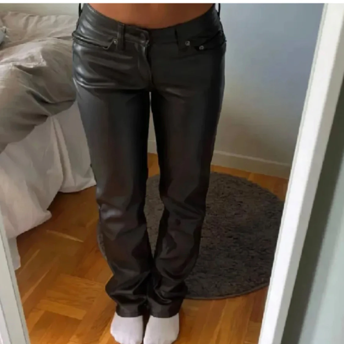 Svarta skinnbyxor