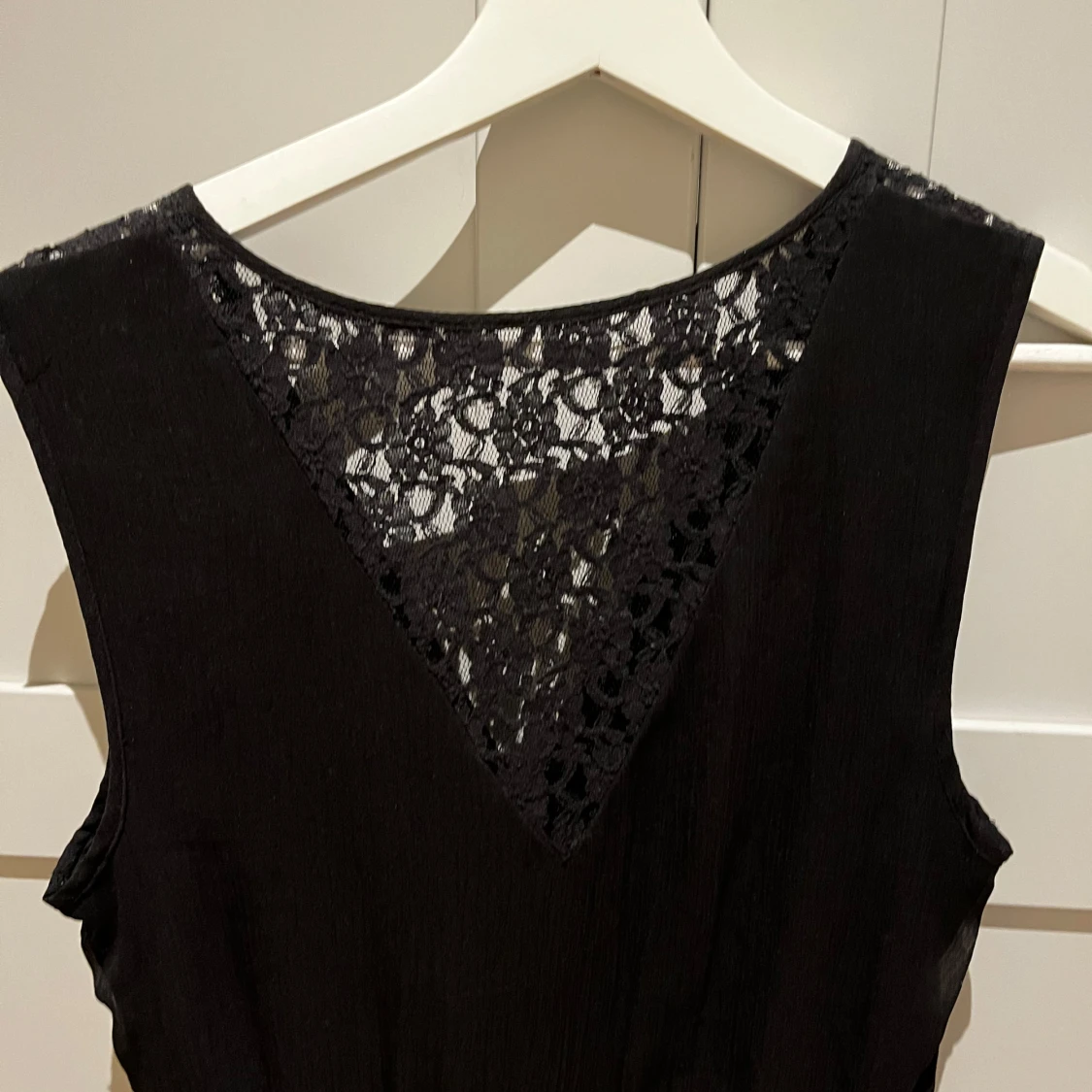 Svart klänning med spetsdetaljer - 91