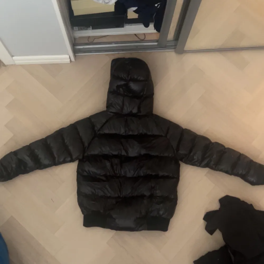 Säljer en snygg svart dunjacka från Moncler. Den är perfekt för kalla vinterdagar med sin pufferstil och långa ärmar. Jackan har en klassisk design med Moncler-loggan på ärmen. Den är i mycket bra skick och redo för nya äventyr!. Jackor.