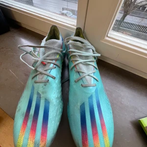 Färgglada fotbollsskor - Säljer för jag inte använder dom 