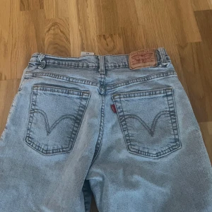 Levis 550 ljusblå low waist bootcut jeans  - Säljer ett par Levis 550 jeans i ljusblå färg. De har en relaxed bootcut-stil och är i bra skick. Skulle säga att dessa är i storlek Xs. Har inga bilder på då jeansen inte passar mig.