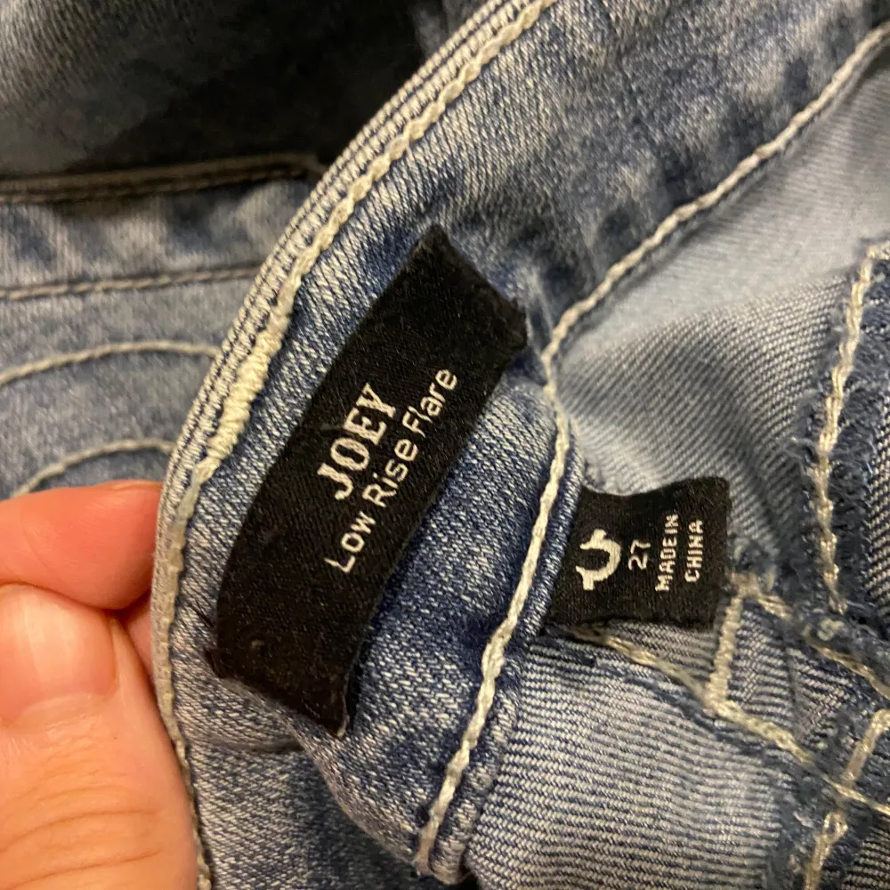 Modell: Joey low rise flare | Storlek: 27. Använd 1/2 gånger max, säljer pga lite för lågmidjade för min smak! Skambud undanbes. Jeans & Byxor.