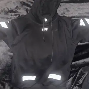 Off-White hoodie med coola vita detaljer och texten 'OFF' på framsidan. Baksidan har det ikoniska Off-White-korset och texten 'SEEING THINGS'. Fick i present men för liten nu.