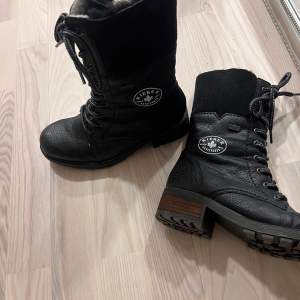 Säljer ett par svarta Rieker boots i mycket bra skick. De är fodrade med mjukt material för extra värme och har både snörning och dragkedja för enkel på- och avtagning. Perfekta för höst och vinter!  Sparsamt använda 