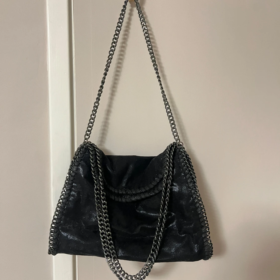 Svart axelväska med kedjedetaljer - 90