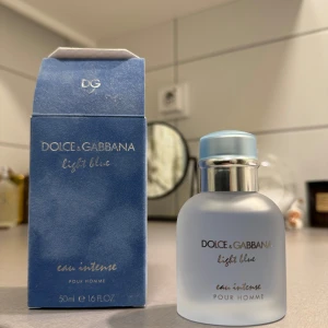 Dolce & Gabbana Light Blue Eau Intense Pour Homme - Säljer en fräsch och maskulin parfym från Dolce & Gabbana. Flaskan är frostad och har en stilren design med ljusblå detaljer. Perfekt för dagligt bruk eller speciella tillfällen. Innehåller ca 45ml