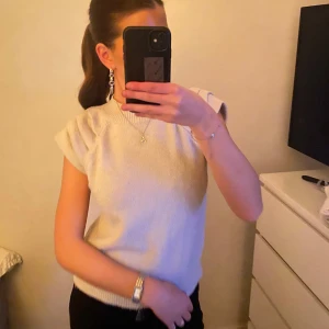 Vit ärmlös topp - säljer denna ur fina stickade topp!!! Love!!!❤️❤️❤️