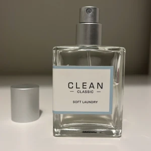 Clean Classic Soft Laundry Parfym - Säljer en fräsch och lätt parfym från Clean med doften Soft Laundry. Lite mer än halva finns kvar därav priset. Perfekt för dig som älskar en ren och nytvättad känsla. Passar både till vardags och speciella tillfällen. 💙