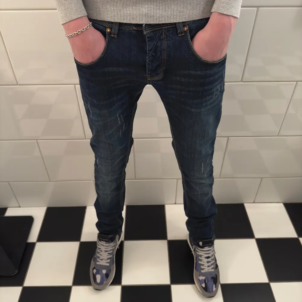 Säljer ett par populära jeans med slitningar från märker Armada, riktigt snygga och sitter väldigt bra. Modellen är 188cm. Det är mycket bra skick på jeansen. Hör av er vid intresse✌🏼. Jeans & Byxor.