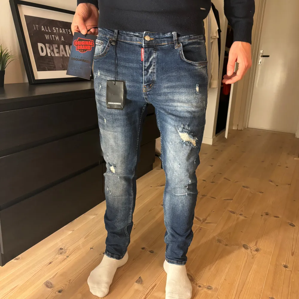 Tja säljer mina Dsq2 jeans som är nästintill helt nya passar tyvärr inte mig som tänkt därför säljer jag dem på bilden är modellen 185 cm lång och väger cirka 80 kg hör gärna av dig vid frågor och funderingar. Mvh Axel.. Jeans & Byxor.