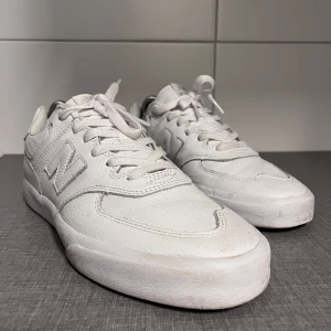 Vita sneakers från New Balance - Säljer ett par vita New Balance sneakers i bra skick och i skinn.  Modell Numeric  Stl EU 42.5 US 9 Okej bra skick, se bilder.  Innersula borttagen pga egen specialsula.   Finns i Vasastan, Stockholm.  Skickas mot porto. 