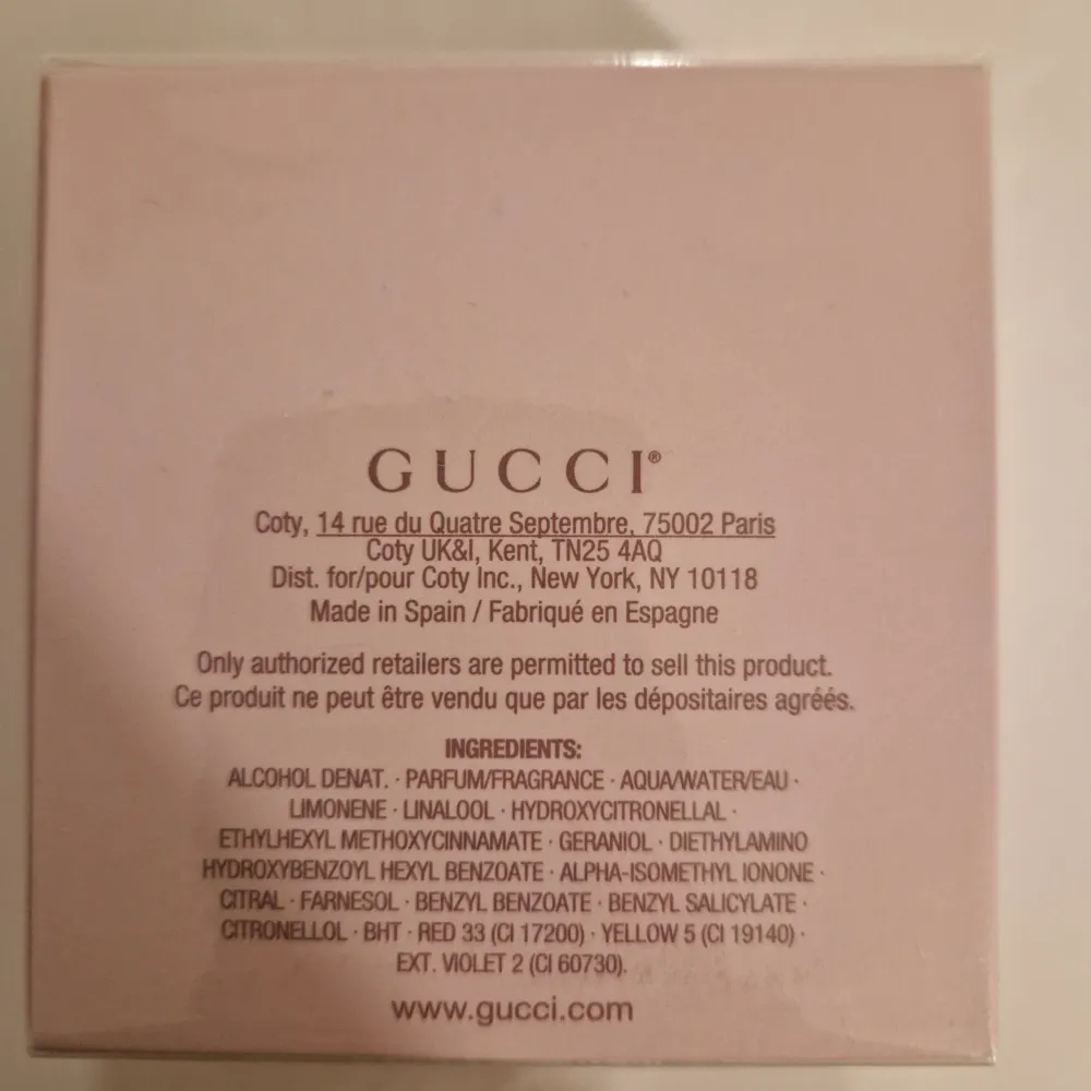 Säljer en elegant och feminin Gucci Bamboo Eau de Toilette i en stilren rosa förpackning. Flaskan innehåller 30 ml av denna fräscha och blommiga doft, perfekt för både vardag och speciella tillfällen. En lyxig doft som kombinerar citrus och blommiga toner med en touch av trä. Helt nu och oöppnad.. Parfym.