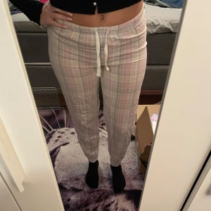 Pyjamasbyxor - Säljer ett par superbekväma pyjamasbyxor då dem inte kommer till användning längre. De är i en ljus färgskala med inslag av rosa. Dem är i bra skick då dem endast använd ett fåtal gånger. Köparen står för frakten💞