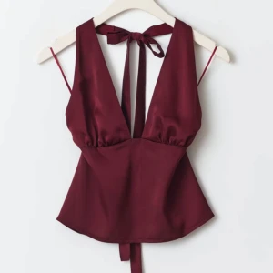 Halterneck topp - Jättefin vinröd halterneck topp från Gina Tricot❤️ helt ny, endast testad. Nypris 359kr