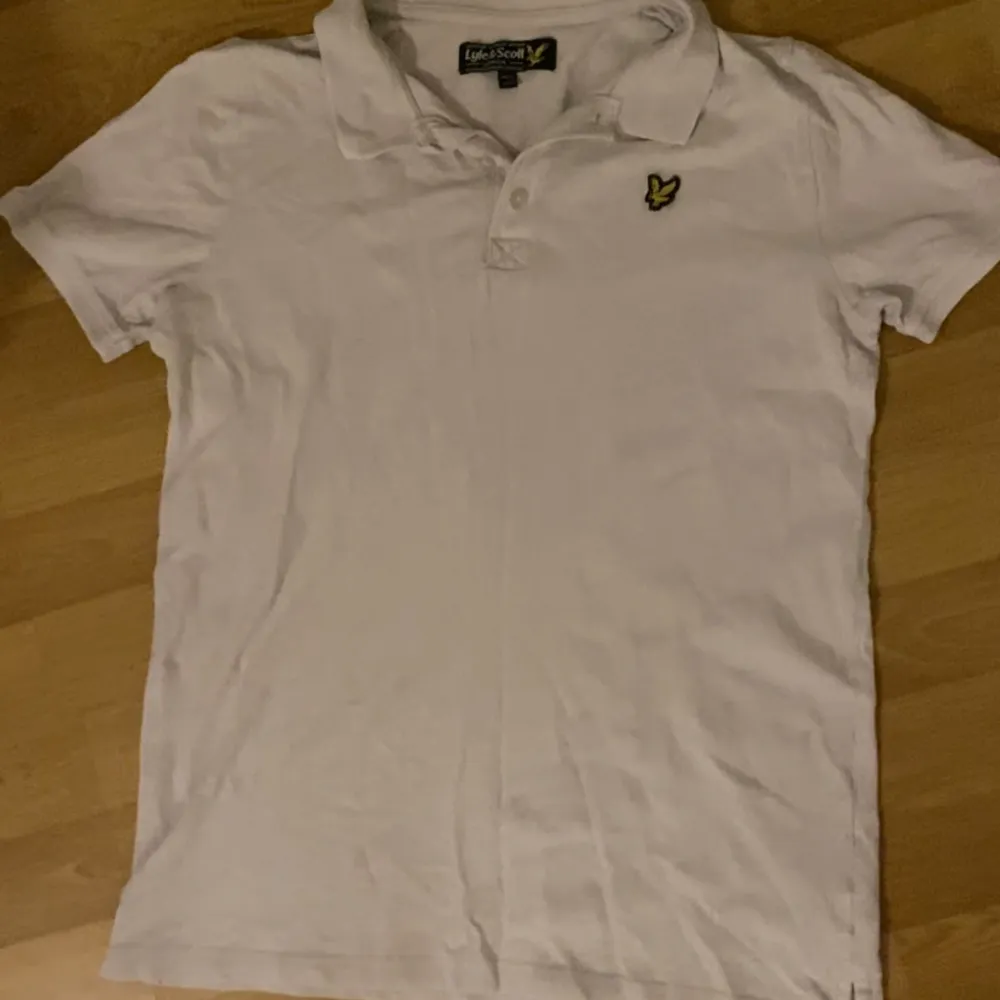 Klassisk vit piké från Lyle & Scott. Köpt på kidsbrandstore för 499. Strl 170-176, 15-16 år. Inga fläckar/defekter. Hör av er vid frågor🌟. T-shirts.