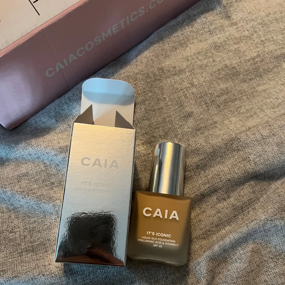 CAIA It's Iconic Liquid Silk Foundation - 90