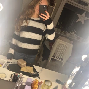 Randning tjocktröja från Paris!🪩 - En snygg randning tjocktröja från Paris! 🪩🩷 Nypris: 400+🪩Använd endast fåtal gånger. 