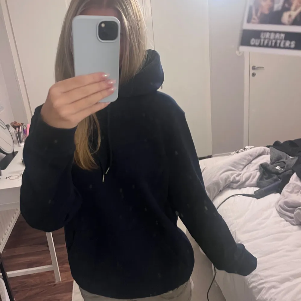 En hoodie från Mira Paris. Köpte på zalando för 1250kr, säljer för 450kr. Använd max 3 gånger.. Hoodies.