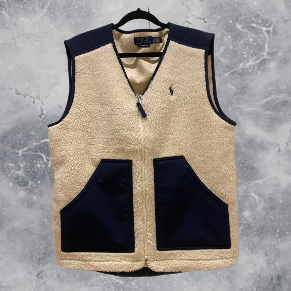 •Ralph Lauren Wind-Blocking Hybrid Vest Wintercream / Newport Navy. Skick: 9-10/10, inga skador eller defekter! Storlek: S Herr. Modell på bild: 173 cm, 63 kg. Authentic: ✅, qr kod finns i plagget. Nypris: 2 200 kr! Hör av dig vid frågor eller funderingar, mvh Hessler’s;). Jackor.