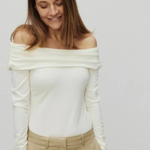 off shoulder tröja - helt ny off shoulder tröja från stockh lm, köpt på mq för 400kr, säljer då den inte passar mig, skriv för egna bilder. perfekt till jul❤️