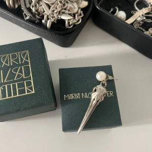 Örhänge - Så coolt silver örhänge som liknar en slags fågel! Så söt med pärlarn och inte alls tungt att ha på sig! OBS: Man får med TVÅ örhängen för detta pris! INTE MARIA