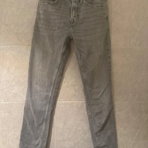 Grå jeans från Zara - Säljer ett par grå jeans från Zara i storlek 29/29 De är i bra skick och har en klassisk femficksdesign. Perfekta för både vardag och fest! 