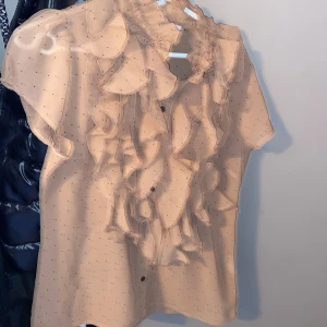 Rosa blus  - En jätte fin blus som är använd en gång mycket bra skick.
