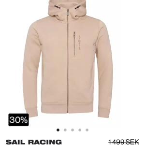 Beige hoodie från Sail Racing - Säljer en beige hoodie i storlek 170 från sailracing. Mycket bra skick, nypris 1000, mitt pris 500