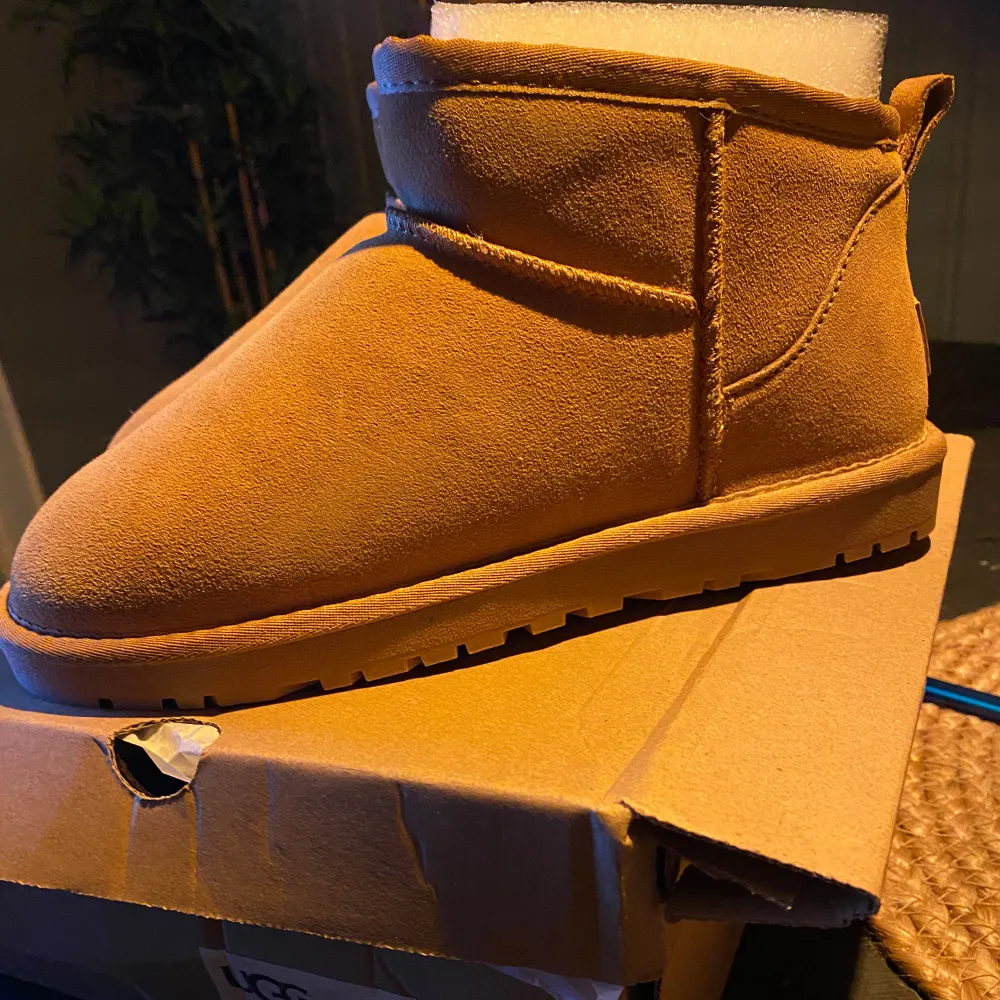 Säljer ett par snygga bruna UGG boots i mjuk mocka. Perfekta för höst och vinter med sin varma och bekväma design. De har en robust sula som ger bra grepp och är i nytt skick. Passar perfekt för att hålla fötterna varma och stiliga under kalla dagar.. Skor.