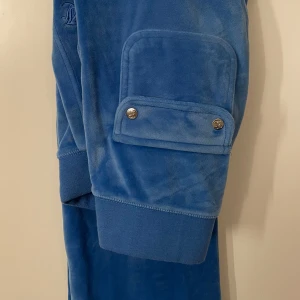 Juicy byxor - Säljer dessa blå juicy byxor i strl xs. Använd fåtal gånger, inga defekter. Nypris 1200 kr. Skriv vid intresse eller frågor. Köparen står för frakt!