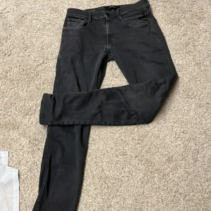 Svarta Replay jeans model anbass - Säljer ett par snygga svarta jeans från Replay i modellen Anbass. De har en slim passform och är i mycket bra skick. Perfekta nu för lite kallare väder❄️ passar även W30