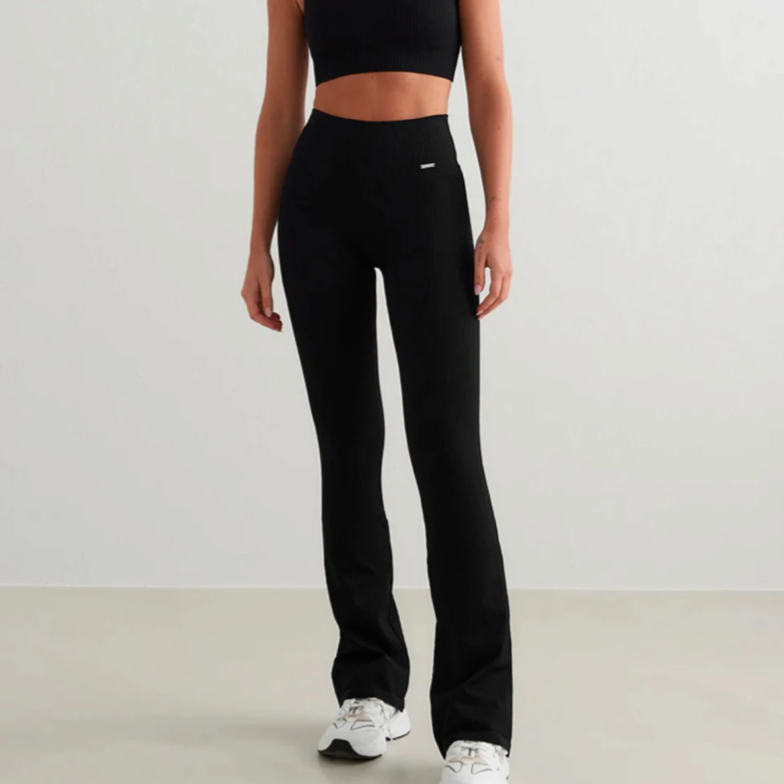 Svarta ribbade byxor