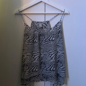 Snygg zebra topp - Super snygg zebra topp, har sytt banden kortare men går lätt att sprätta upp om man vill ha banden längre❣️