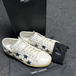 Saint Laurent skor - Sjukt eftertraktade Saint Laurent court star - Storlek 43 - Skick 8,5/10 (liten fläck på vänster sko) - OG dustbag medkommer! - Hör av dig vid fler frågor!🙌