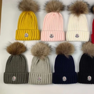 Svart moncler mössa  - Snygg svart stickad mössa från Moncler med en fluffig pälsboll på toppen.  De finns i olika färger! Och olika färger på pälsboll.  Bra skick och helt ny ❤️