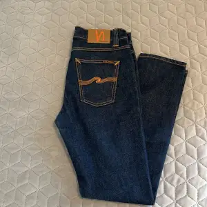 Säljer ett par snygga mörkblå jeans från Nudie Jeans i storlek 29/30.sitter väldigt bra på låret och är raw denim vilket gör att man kan bli sjukt fades av dem. använd 1 gång och jag säljer den för att den var för liten för mig. perfekt för någon som är 170-175. Ny pris:1800 mitt pris: 600 fråga om intreasad