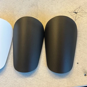 Mini benskydd - Hej!! Vi är ett UF företag från Rudbeck skolan som säljer benskydd. Det speciella med våra benskydd är att de endast är 10cm höga och 6cm breda. Vi har 3 olika färger, svarta, vita och metallic färg. Metallic kostar 150kr och de andra 100. Vi kan erbjuda tryck såsom Initialer.