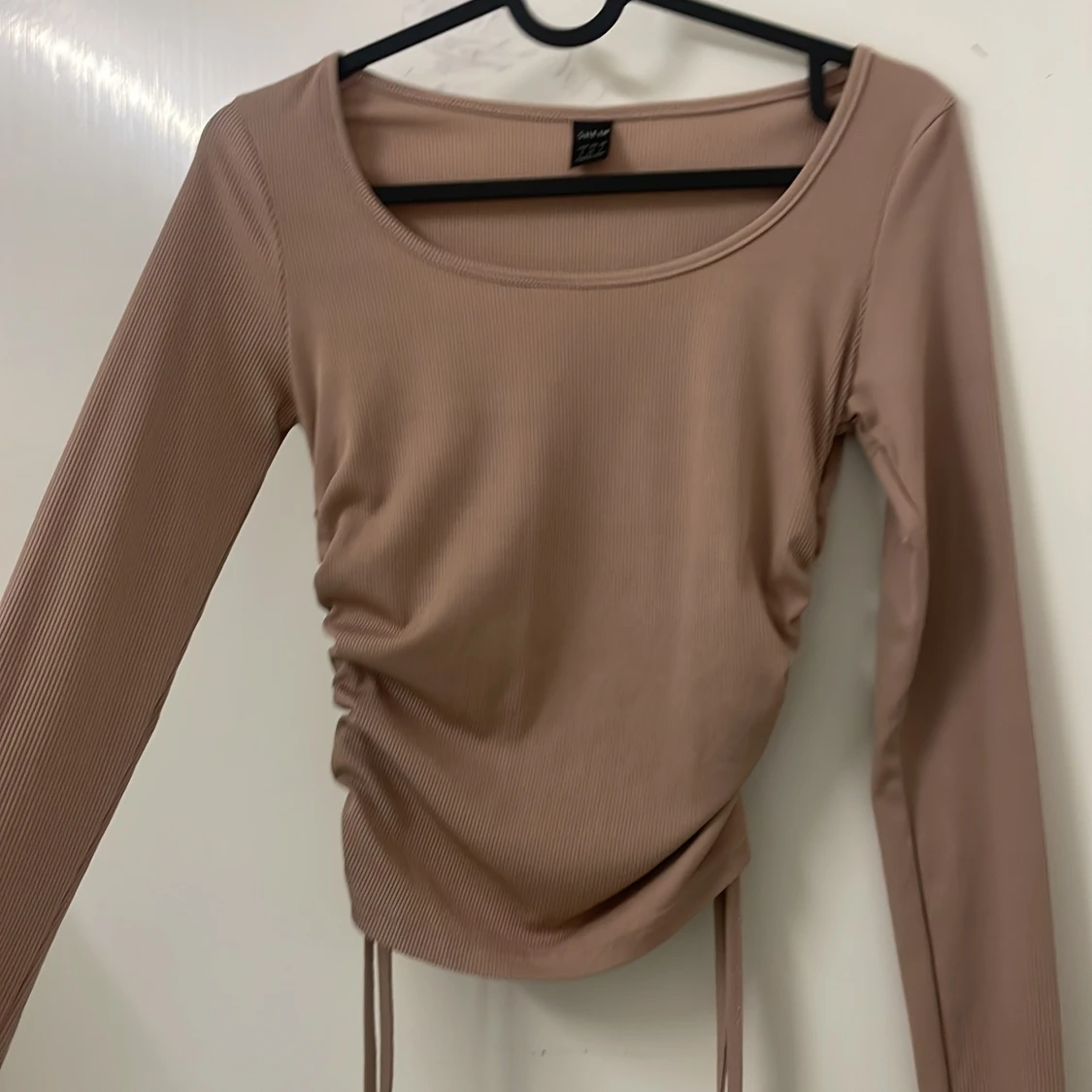 Beige ribbad topp med rynkdetaljer - 91