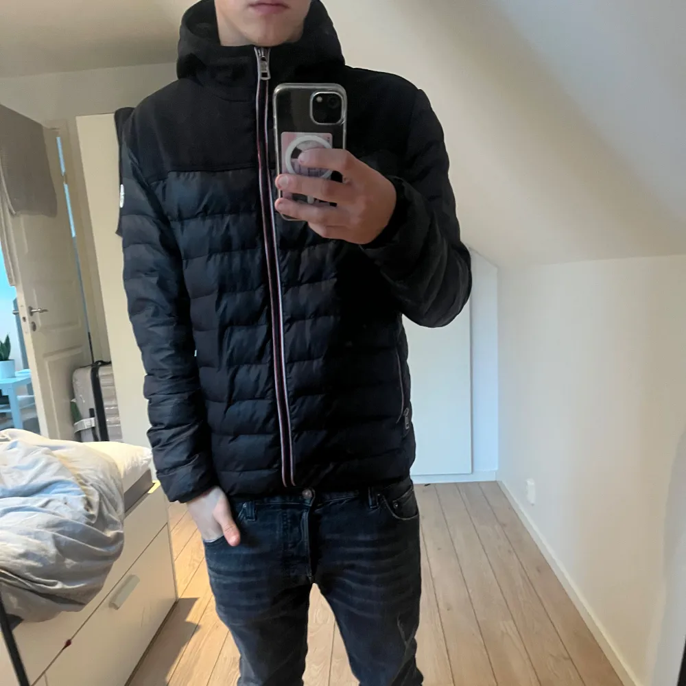 Säljer min extremt snygg moncler jacka som är i väldigt bra skick storlek 1 vilket motsvara ungefär S/M det är alltså monclers egna storlek! Hör av er om ni har någon fråga, pris kan diskuteras vid snabb affär byten är även intressant.                           . Jackor.