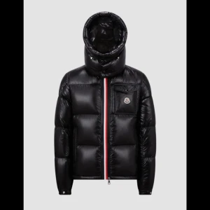Moncler  - Säljer en sådan jacka. Köptes här på plick men passar inte på mej. Väldigt fin jacka annars. Luvan är borta men den är annars bra i skick