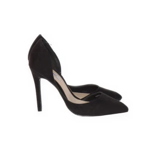 Svarta pumps i mocka - Snygga svarta pumps i mocka med spetsig tå och hög klack. Perfekta för en utekväll eller fest. De har en elegant och tidlös design som passar till många olika outfits.