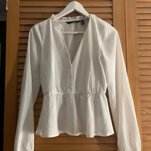 vit blus från vero moda - säljer en jättefin blus från vero moda i storlek S. Den har söta knappar 💖