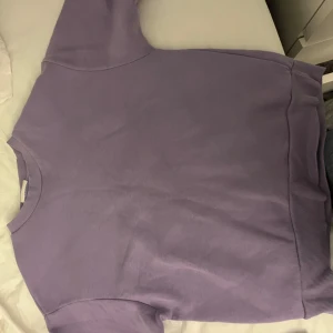 Lila sweatshirt - Säljer en supermjuk lila sweatshirt i normal passform. Den är i mycket bra skick använt  2-3 gånger.