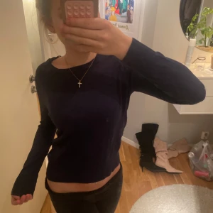 Mörkblå stickad tröja  - Hej! Säljer denna superfina mörkblå stickade tröjan. Tröjan köptes på Gina för ett par månader sedan, därav finns den inte kvar att köpa. Den har inge defekter och är knappast använd. Hör gärna av dig om du skulle ha några frågor!