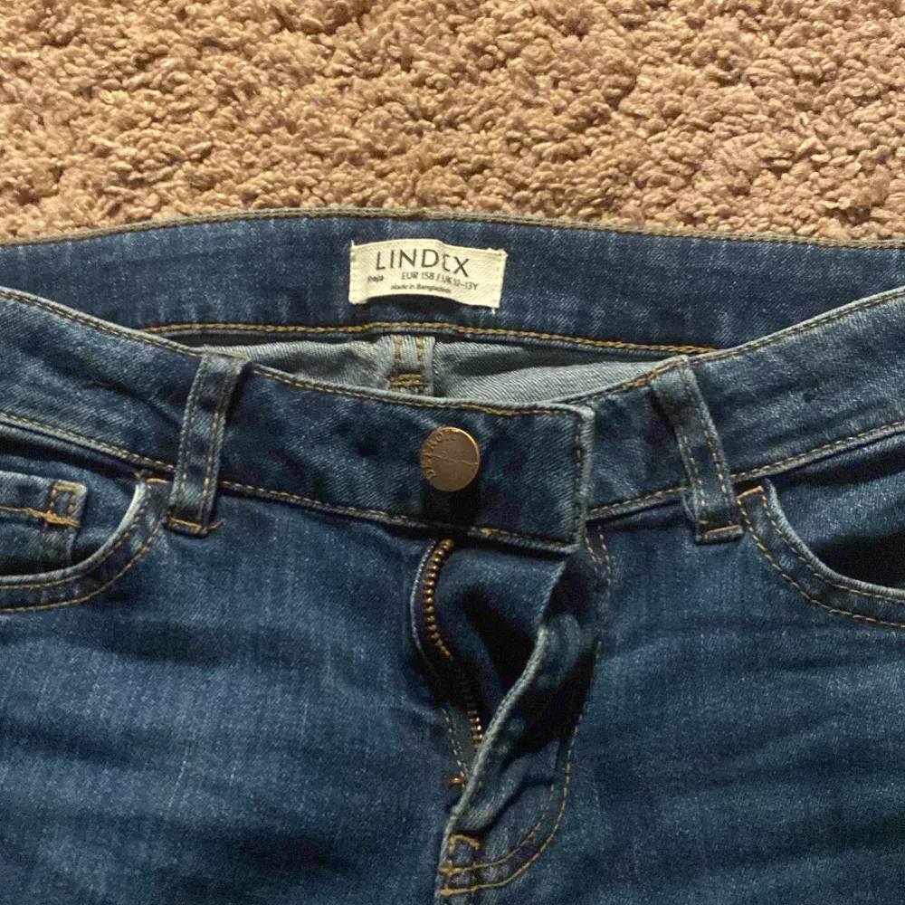 Säljer min fina Freja jeans samma modell med olika färger bra skick stolek 158 i båda säljer för 150kr styck . Farkut & Housut.
