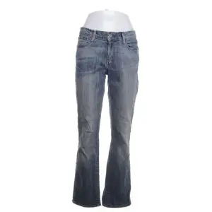 Säljer ett par vinted lågmudajde Levi's Slight Curve Classic Straight Leg jeans i blå denim. Jeansen är i bra skick och har en as snygg tvätt. Säljs inte längre💝